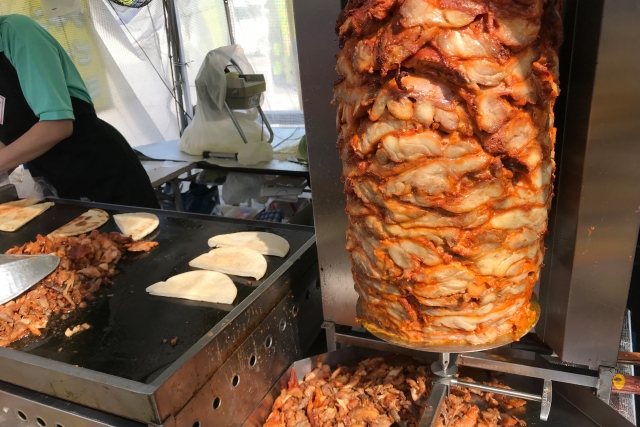 トルコの定番ストリートフード：ドネルケバブの歴史と味わい